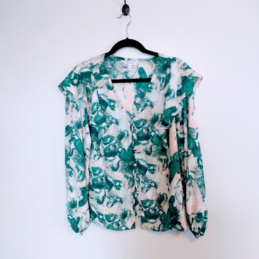 Nine West floral printed button front blouse. Long sleeve with ruffle collar si
